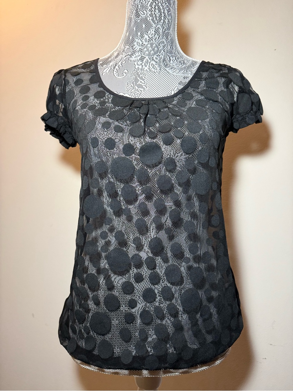 ⭐️ 3/$20 The Limited Women’s Black Polka Dot Short Sleeve Mesh Top size small - Picture 1 of 4